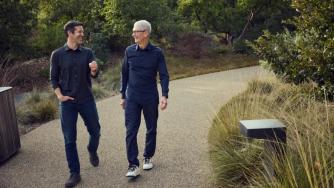 Новата ера на Apple: Кой е Джон Търнъс и защо Тим Кук му повери компанията?