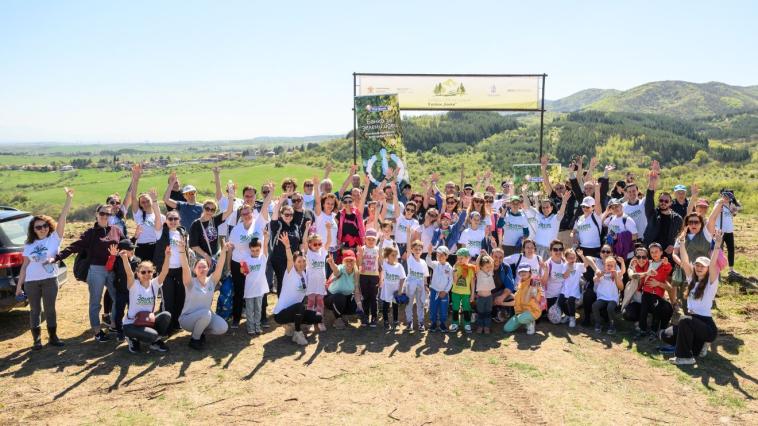 Доброволци от Пощенска банка засадиха стотици фиданки в „Новата гора на София“