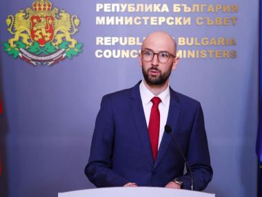 Служебният кабинет е свил дефицита за април до нула