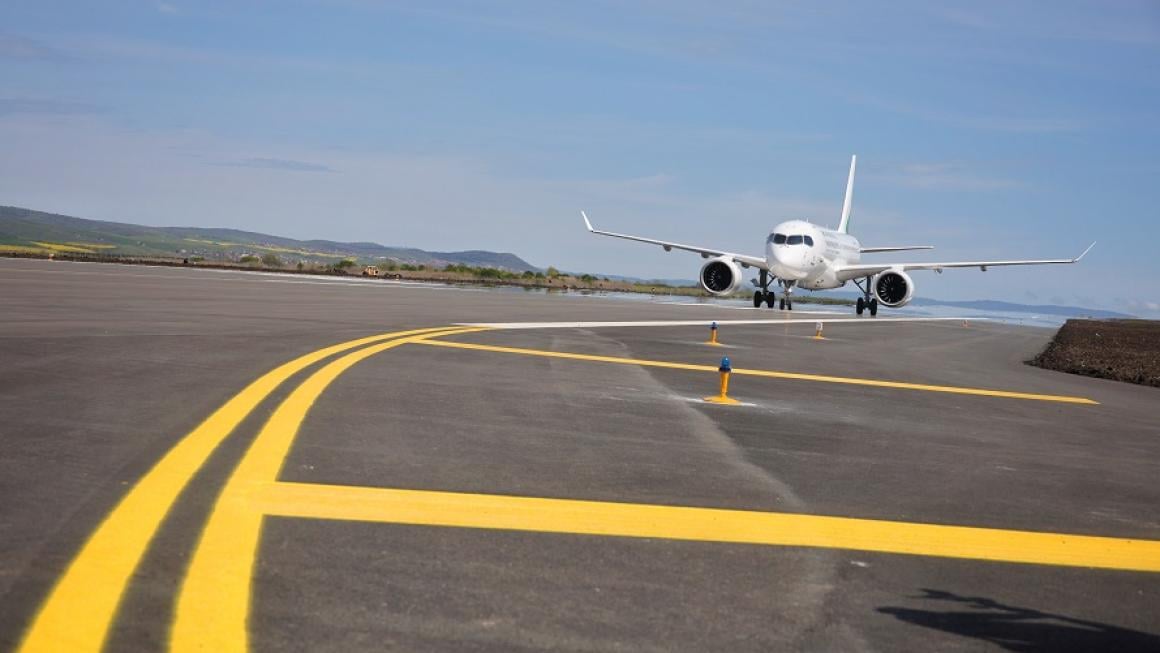 Галерия :: Снимка 1 :: Летище Бургас заработи след ремонта на най-дългата писта на Балканите}