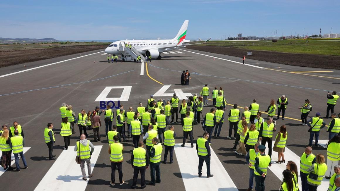 Галерия :: Снимка 2 :: Летище Бургас заработи след ремонта на най-дългата писта на Балканите}