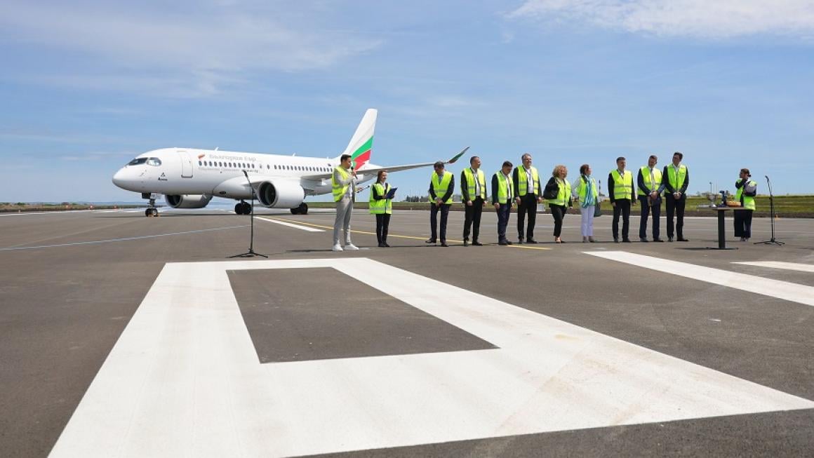 Галерия :: Снимка 3 :: Летище Бургас заработи след ремонта на най-дългата писта на Балканите}