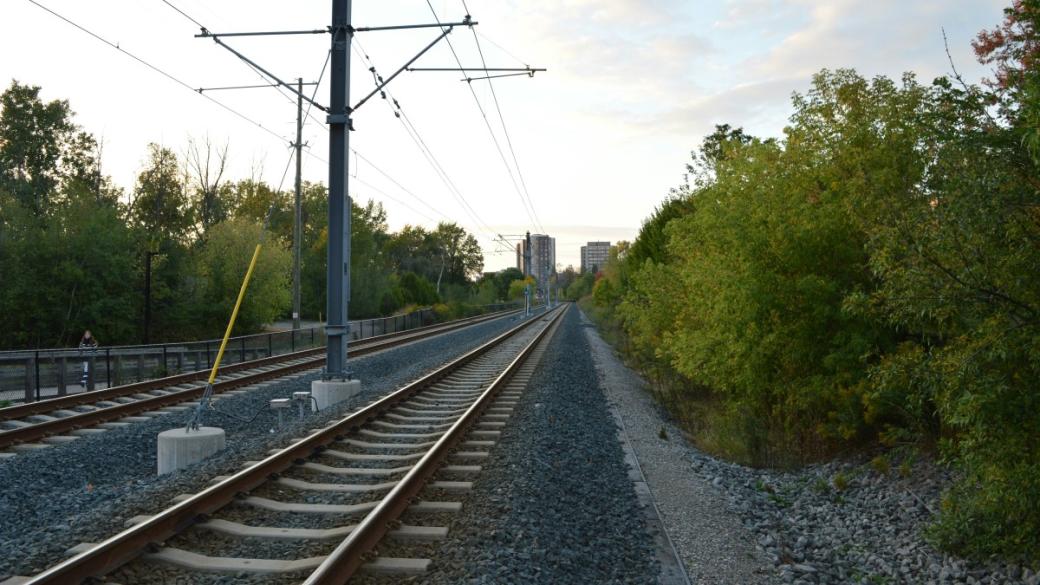 „Вижда се, но не се ползва“: Мистерията около жп линията East West Rail
