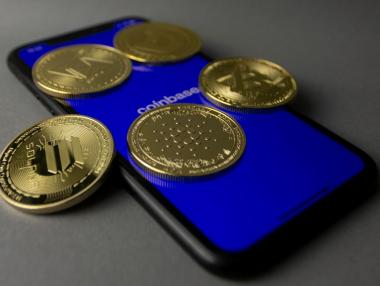AI съкращава 14% от служителите в Coinbase