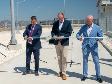 Заработи една от най-големите соларни централи в България