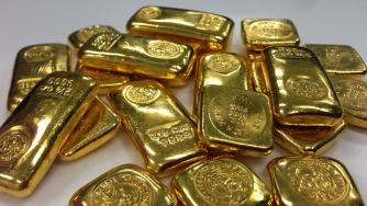 Злато срещу петрол: Кое предлага по-добра защита от покачващите се цени?