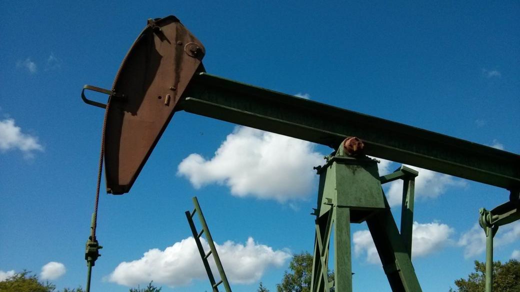 Нефтът отново надхвърли 107 долара след срещата Тръмп – Си