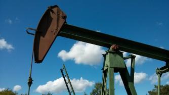 Нефтът отново надхвърли 107 долара след срещата Тръмп – Си
