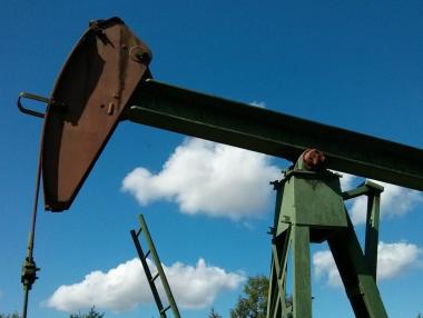 Нефтът отново надхвърли 107 долара след срещата Тръмп – Си