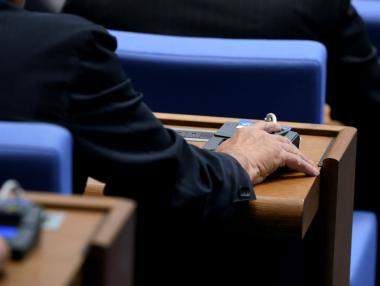 „Безсмислен дебат“: Парламентът окончателно премахна COVID добавките за новите пенсионери