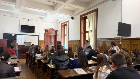Журналисти срещу тролове: Студенти се учат да разпознават фалшиви новини с ролева игра