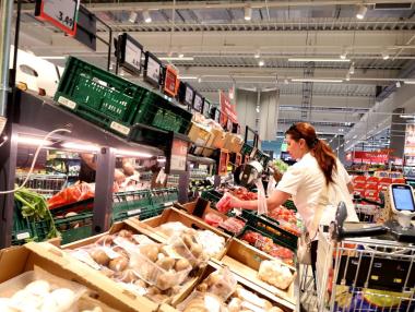 „Кошница с грижа“: Хранителните вериги обещаха минимум 15% по-ниски цени за основни продукти