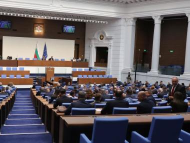 „Може да е дългова спирала“: Депутатите одобриха увеличаването на дълга с близо 4 млрд. евро