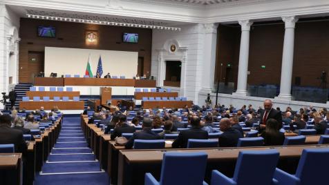 „Може да е дългова спирала“: Депутатите одобриха увеличаването на дълга с близо 4 млрд. евро