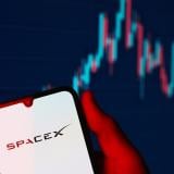 Търговията с акциите на SpaceX стартира с 11% скок