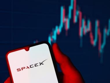 Търговията с акциите на SpaceX стартира с 11% скок