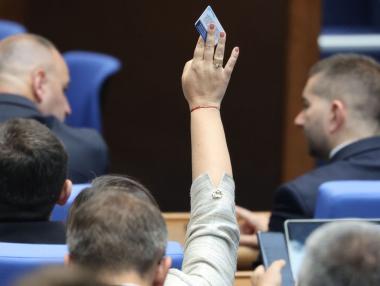 Депутатите засега си замразиха заплатите на €4236