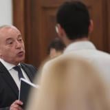 Кабинетът търси свой „справедлив“ начин да накара чиновниците да плащат осигуровки