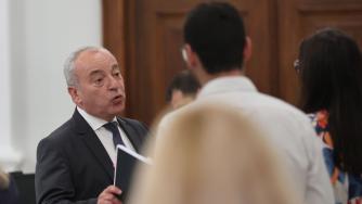 Кабинетът търси свой „справедлив“ начин да накара чиновниците да плащат осигуровки