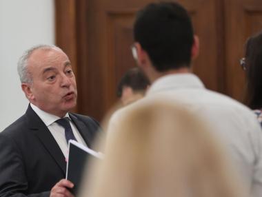 Кабинетът търси свой „справедлив“ начин да накара чиновниците да плащат осигуровки