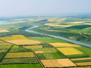 Земеделските земи в България поевтиняват за първи път