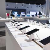 Пазарът на смартфони се срина до 13-годишно дъно