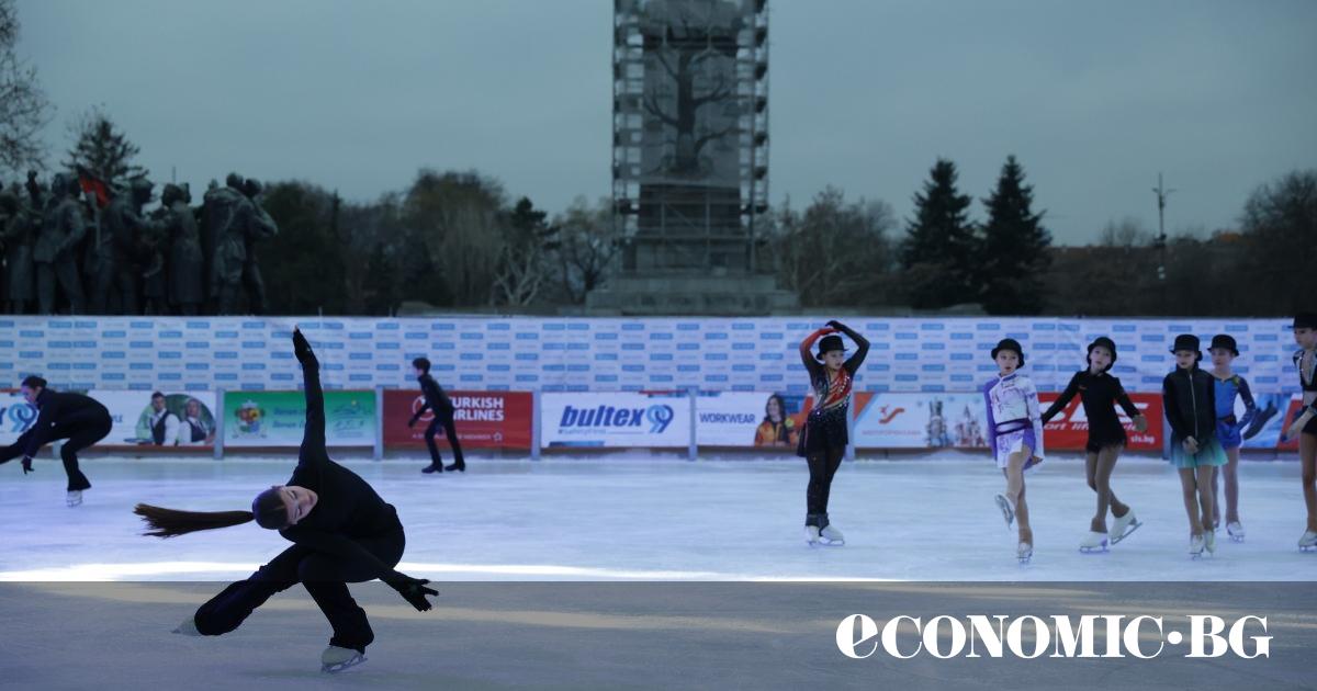 Мобилната ледена пързалка Ice Park Sofia в Княжеската градина може