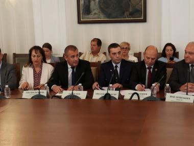 Мантинели без ключови елементи и наредба, „преписана“ от Германия