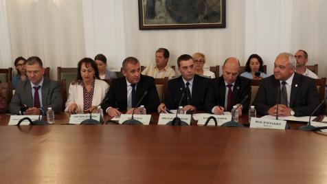 Мантинели без ключови елементи и наредба, „преписана“ от Германия