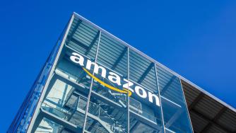 Акциите на Amazon скочиха с 14%, а на Apple паднаха с 9%