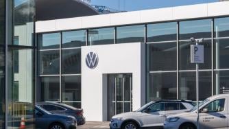 Акционерите във Volkswagen с призив към ръководството: Съкращавайте бързо