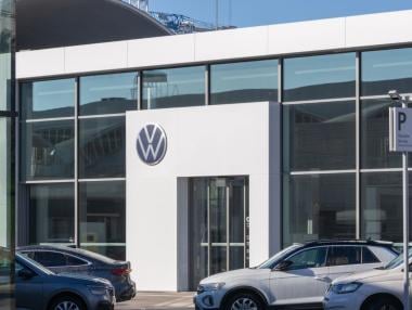 Акционерите във Volkswagen с призив към ръководството: Съкращавайте бързо