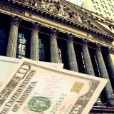 Разпродажбата на американски дълг се ускори, петролът скочи над 105 долара