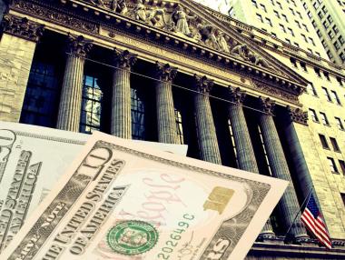 Разпродажбата на американски дълг се ускори, петролът скочи над 105 долара