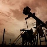 Петролът отскочи с 3% след новите удари срещу Саудитска Арабия
