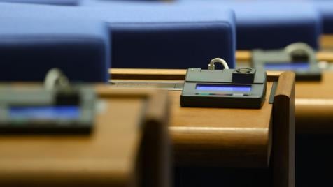 Парламентът одобри на първо четене новия таван при бързите кредити