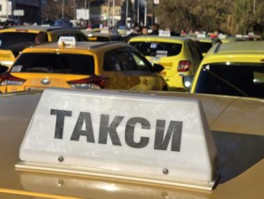 „Елиминираме всякаква конкуренция“: Минималните цени на такситата в София скачат от 1 януари