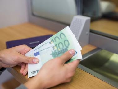 След данък „Свръхпечалба“: КЗП ще следи за необосновано повишаване на банковите такси