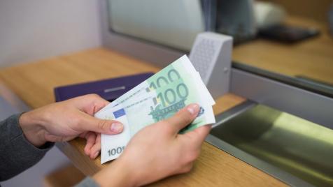 След данък „Свръхпечалба“: КЗП ще следи за необосновано повишаване на банковите такси