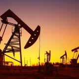 Петролът поевтиня с 2% след прогнози за свиване на търсенето