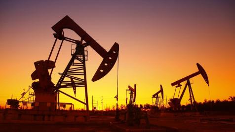 Петролът поевтиня с 2% след прогнози за свиване на търсенето