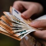 Българските домакинства спестяват по-трудно (Графика)