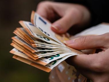 Българските домакинства спестяват по-трудно (Графика)