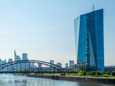 Банките в еврозоната затягат кредитирането и очакват по-строги ограничения