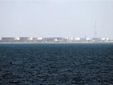 Либийските бунтовници няма да затварят петролни терминали