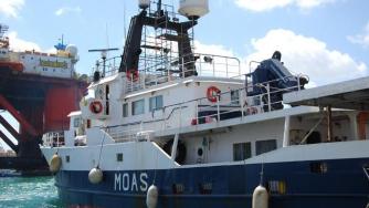 Двойка похарчи милиони, за да спасява емигранти в Средиземно море