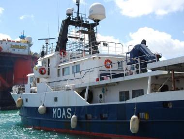 Двойка похарчи милиони, за да спасява емигранти в Средиземно море