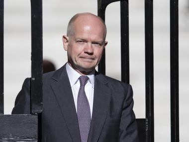 Дейвид Камерън сменя външния министър с евроскептик