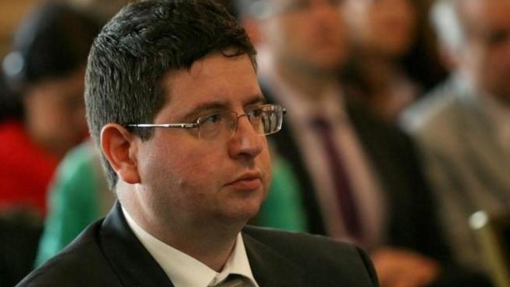 Чобанов: Парите за НЗОК могат да дойдат от лишения на министерства