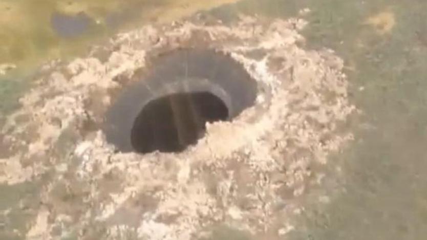 Гигантска дупка в Сибир озадачи учените (видео)